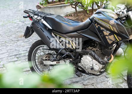 Salvador, Bahia, Brasilien - 09. September 2023: Ein Yamaha Crosser xtz 150 hält auf einer Straße in Pelourinho, dem historischen Zentrum der Stadt Stockfoto