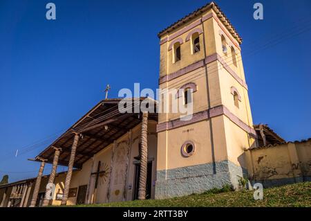 Kapelle, Kirche und Glockenturm bei der UNESCO-Weltkulturerbe-Mission Jesuiten in Santiago de Chiquitos, Bolivien Stockfoto