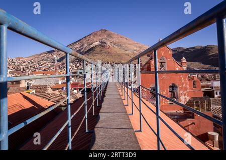 Blick auf den Cerro Rico Mountain von San Lorenzo Kirche in Potosi, Bolivien Stockfoto