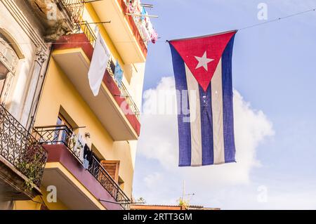 Kubanische Flagge auf residentrialem Gebäude in Havanna Stockfoto