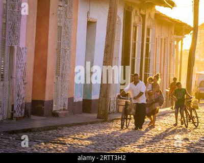 Trinidad, Kuba am 29. Dezember 2015: Das warme Licht des Sonnenuntergangs scheint auf den Straßen des Stadtzentrums in der kubanischen Stadt Trinidad, einem einzigartigen lateinamerikanischen Stockfoto