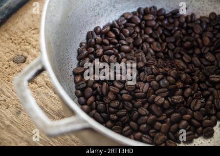 Traditionelles Rösten von Kaffee in kolumbianischer Herstellung Stockfoto