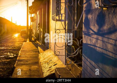 Kubanische Straße mit Oldtimer bei Sonnenuntergang in Trinidad, Kuba Stockfoto