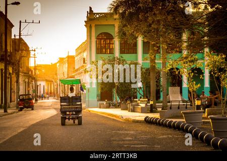 Camaguey, Kuba am 3. Januar 2016: Kuba im schönsten goldenen Stundenlicht. Die Straßen von Camaguey werden von diesem wunderschönen warmen Licht beleuchtet Stockfoto