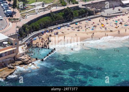 Blick aus der Vogelperspektive auf die Coogee Beach Ocean Baths auf dem Gipfel eines heißen australischen Sommers an Sydneys östlichen Stränden. Stockfoto