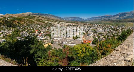 Panorama der Stadt vom Aussichtspunkt der Festung der osmanischen Burg Gjirokaster oder Gjirokastra. Albanisch Stockfoto