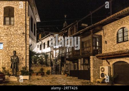 Besuchen Sie die beleuchtete historische Stadt Berat in Albanien, die Stadt der tausend Fenster, UNESCO Stockfoto