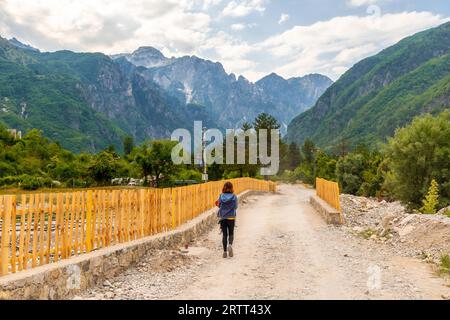 Wandern auf dem Pfad im Tal des Theth-Nationalparks, Albanien. Albanische Alpen Stockfoto