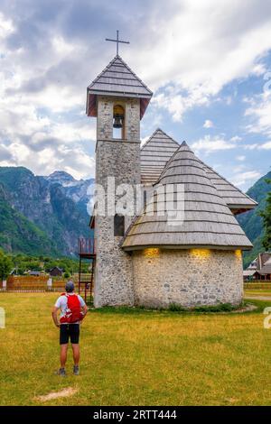 Ein Tourist in der katholischen Kirche im Tal des Theth-Nationalparks, Albanien. albanische alpen Stockfoto