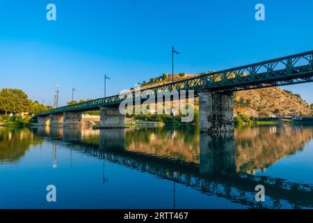 Blick auf die Burg Rozafa und die Flussbrücke von einem Boot aus auf einem Sightseeing-Ausflug auf dem Shkoder-See in Shiroka. Albanien Stockfoto