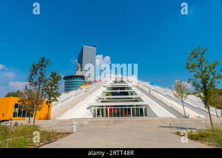 Die wunderschöne Pyramide von Tirana im Zentrum von Tirana. Albanien, Kongresszentrum Stockfoto