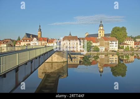 Blick von der historischen Alte Mainbruecke auf das Stadtbild mit St. Johannes-Kirche und evangelische Stadtkirche Brückenpfeiler, Reflexion, Main, Kitzingen Stockfoto