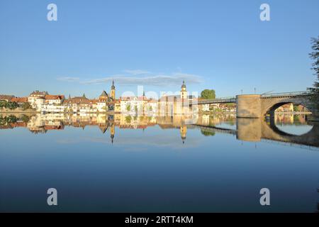 Blick auf das Stadtbild am Main mit St. Johannes-Kirche und Stadtkirche und historische Alte Mainbrücke, Steinbogenbrücke, Reflexion, Kitzingen, unten Stockfoto