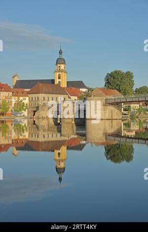 Blick auf das Stadtbild am Main mit evangelischer Stadtkirche und historischer Alte Mainbrücke, Steinbogenbrücke, Reflexion, Kitzingen, Unterfranken Stockfoto