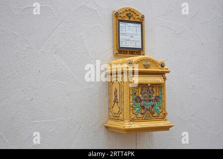 Historischer gelber Briefkasten mit Ornamenten, Bundespostamt, Bad Mergentheim, Franken, Baden-Württemberg, Deutschland Stockfoto