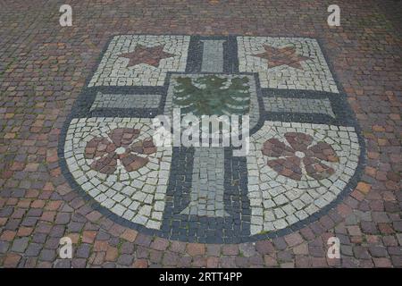 Stadtwappen als Bodenmosaik vor Rathaus, Marktplatz, Bad Mergentheim, Franken, Baden-Württemberg, Deutschland Stockfoto