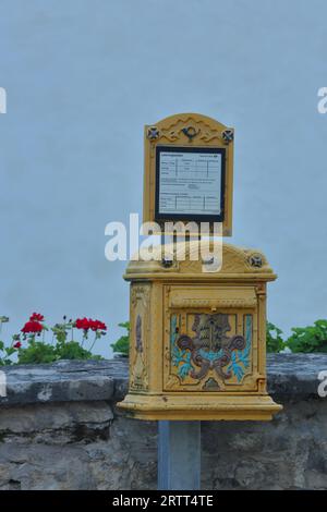 Historischer gelber Briefkasten mit Ornamenten, Bundespostamt, Bad Mergentheim, Franken, Baden-Württemberg, Deutschland Stockfoto
