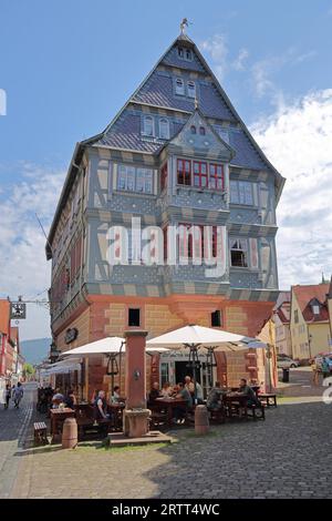 Historisches Fachwerkhaus Hotel zum Riesen, Street Pub, People, groß, mehrstöckig, Miltenberg, Main, Unterfranken, Franken, Spessart Stockfoto