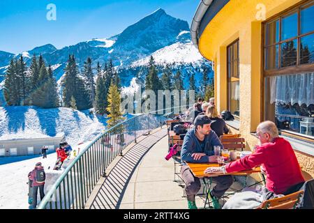 Skiurlauber machen eine Pause im Adolf-Zoeppritz-Haus des Alpenvereins, Skigebiet Garmisch Classic, Garmisch-Partenkirchen, Oberbayern Stockfoto