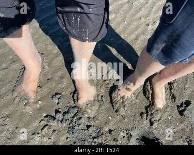 Wattwanderung, Vater und Sohn, dreckige Füße, Wattenmeer, Ebbe, Nationalpark, UNESCO-Weltkulturerbe, Suederdeich, Vollerwiek, Toenning, Nord Stockfoto