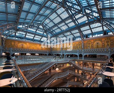 Obergeschoss des exklusiven Kaufhauses La Samaritaine, Paris, Frankreich Stockfoto