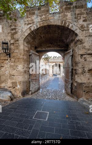 Stadttor, bis zu 12 Meter dicke Stadtmauer mit Toren, die die gesamte Altstadt, Rhodos-Stadt, Griechenland umschließen Stockfoto