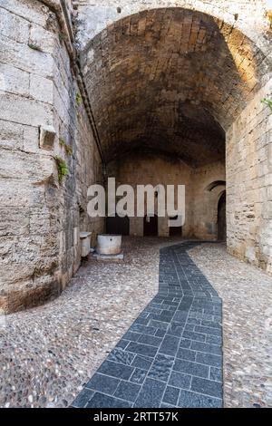 Stadttor, bis zu 12 Meter dicke Stadtmauer mit Toren, die die gesamte Altstadt, Rhodos-Stadt, Griechenland umschließen Stockfoto