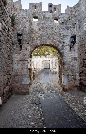 Stadttor, bis zu 12 Meter dicke Stadtmauer mit Toren, die die gesamte Altstadt, Rhodos-Stadt, Griechenland umschließen Stockfoto