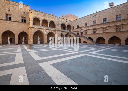 Der Innenhof ist von Arkaden mit Statuen aus hellenistischer und römischer Zeit umgeben und wurde im 14. Jahrhundert von den Johnniten erbaut Stockfoto