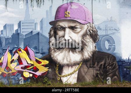 Porträt von Karl Marx als Kapitalist, mit Goldkette und Dollarzeichen, sozialkritisches Wandgemälde des Straßenkünstlers Doe, Bochum, Nordrhein-Westfalen Stockfoto