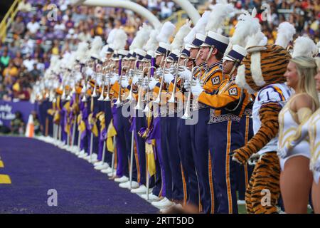 Baton Rouge, LA, USA. September 2023. Die Golden Band der LSU aus Tigerland übernimmt das Feld vor dem NCAA-Fußballspiel zwischen den Grambling State Tigers und den LSU Tigers im Tigerstadion in Baton Rouge, LA. Jonathan Mailhes/CSM/Alamy Live News Stockfoto