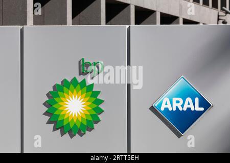 Logos BP Europa SE, Mineralölkonzern, und Aral AG, Tankstellenbetreiber, Bochum, Nordrhein-Westfalen, Deutschland Stockfoto