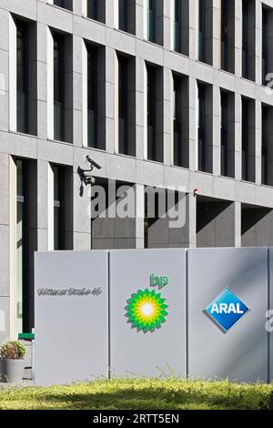 Hauptsitz der Aral AG und deutscher Verwaltungssitz der BP Europa SE, Logos vor dem Gebäude, Tankstellenbetreiber, Mineralöl Stockfoto