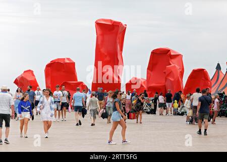 Massen vor dem Kunstwerk Rock Strangers von Künstler Arne Quinze, Ostend, belgische Küste, Westflandern, Belgien Stockfoto