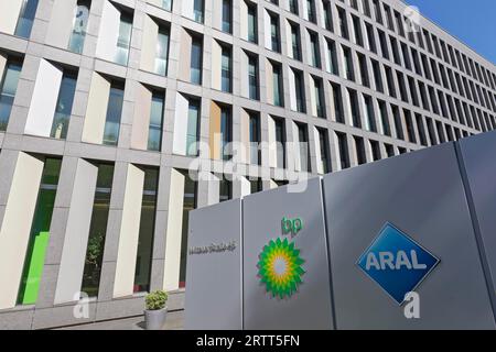 Hauptsitz der Aral AG und deutscher Verwaltungssitz der BP Europa SE, Logos vor dem Gebäude, Tankstellenbetreiber, Mineralöl Stockfoto