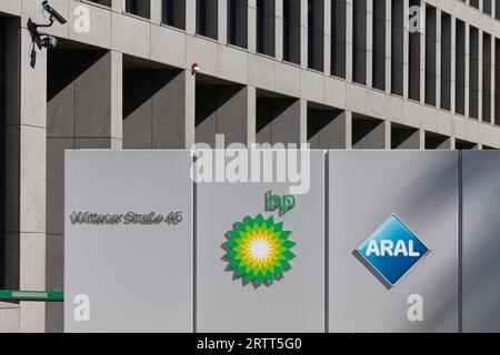 Hauptsitz der Aral AG und deutscher Verwaltungssitz der BP Europa SE, Logos vor dem Gebäude, Tankstellenbetreiber, Mineralöl Stockfoto