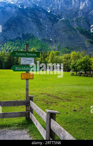 Grüne Schilder am Steg in Sankt Batrholomae, Bayern, Deutschland Stockfoto