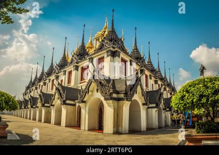 Foto eines Gebäudes mit traditioneller Architektur in der Hauptstadt Bangkok, Thailand Stockfoto