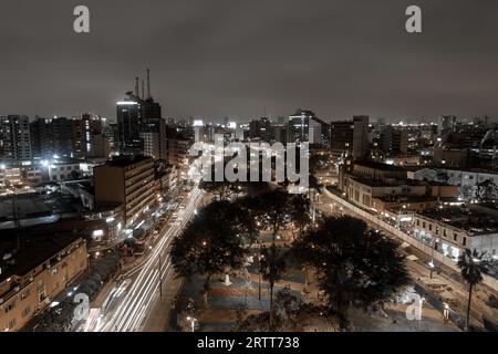 Lima, Peru, 6. September 2015: Schwarz-weiß-Aufnahme des Kennedy-Parks im Zentrum des Bezirks Miraflores bei Nacht Stockfoto