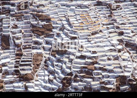 Maras, Peru, 11. Oktober 2015: Salzverdampfungspeiche in den Salzminen von Maras Stockfoto
