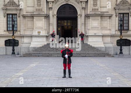 Lima, Peru, 2. September 2015: Wachposten im Regierungspalast im historischen Stadtzentrum Stockfoto