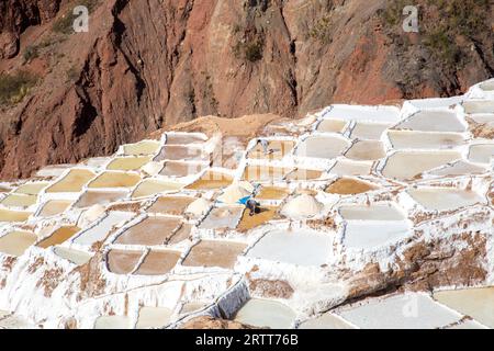 Maras, Peru, 11. Oktober 2015: Zwei Arbeiter in den Salzverdampfungspeichern der Salzminen von Maras Stockfoto