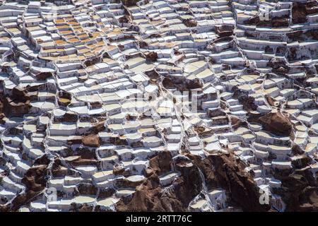 Maras, Peru, 11. Oktober 2015: Salzverdampfungspeiche in den Salzminen von Maras Stockfoto