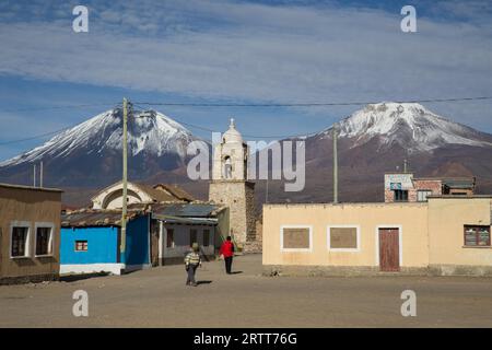 Sajama, Bolivien, 27. Oktober 2015: Stadtplatz und Menschen in Sajama im Sajama-Nationalpark, Bolivien Stockfoto