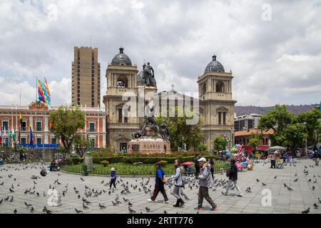 La Paz, Bolivien, 24. Oktober 2015: Menschen auf der Plaza Murillo mit der Kathedrale im Hintergrund Stockfoto