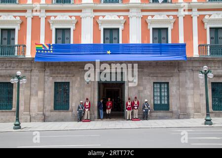 La Paz, Bolivien, 24. Oktober 2015: Wachen vor dem Präsidentenpalast Stockfoto