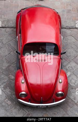 Arequipa, Peru, 16. Oktober 2015: Draufsicht auf einen roten Volkswagen KAEFER auf den Straßen von Arequipa Stockfoto