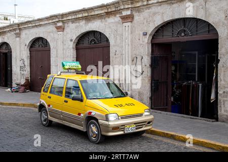 Arequipa, Peru, 16. Oktober 2015: Ein gelbes Taxi, das im Stadtzentrum geparkt ist Stockfoto