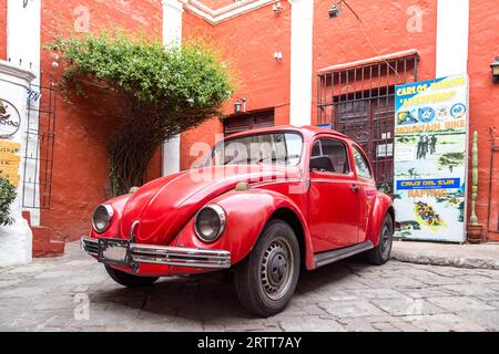 Arequipa, Peru, 16. Oktober 2015: Front- und Seitenansicht eines roten Volkswagen KAEFER Stockfoto