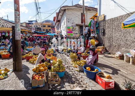 Cusco, Peru, 08. August 2015: Menschen, die Obst auf einem Markt für Steets verkaufen und kaufen Stockfoto